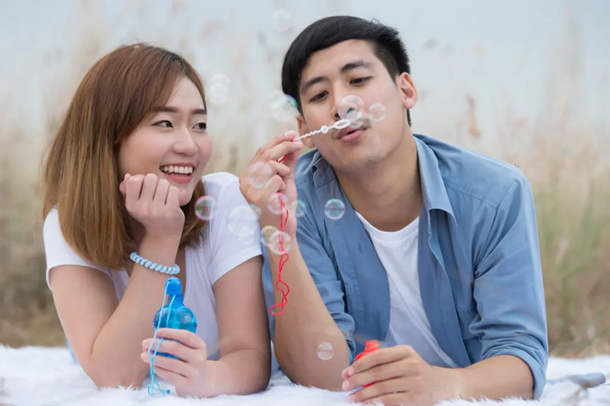 couple bahagia romantis