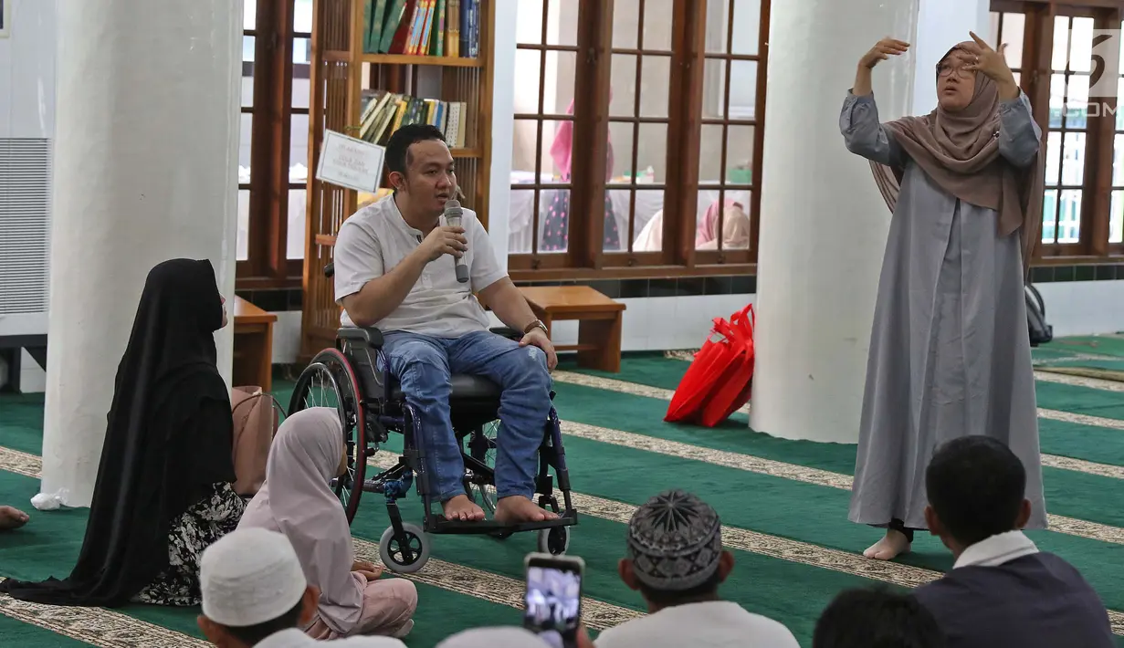 Penyandang disabilitas saat akan berwudu di Masjid El Syifa, Ciganjur, Jakarta, Senin (27/5/2019). Masjid El Syifa dilengkapi dengan lantai antilicin, toilet khusus untuk kursi roda bermanufer, tombol darurat, karpet karet, wastafle khusus, shower kaki dan hand rail. (Liputan6.com/Herman Zakharia)