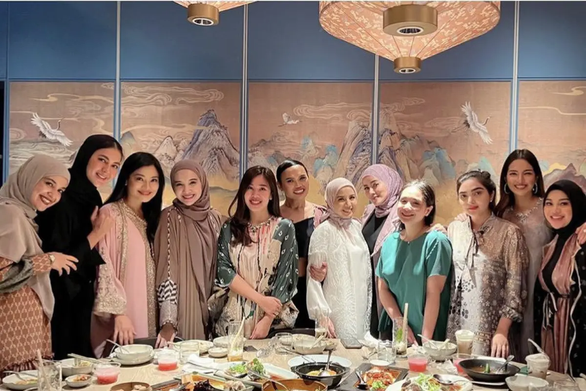 Titi Kamal dan Nagita Slavina Kenakan Tas Hermes  saat Buka Puasa Bareng Geng Cendol