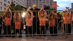 Pengunjuk rasa memperingati Hari Anti Kekerasan Perempuan di Santiago, Chile (25/11). Mereka nekat bertelanjang dada dengan berlumuran darah menyimbolkan kondisi perempuan di Chile yang semakin banyak menjadi korban kekerasan. (REUTERS/Pablo Sanhueza)