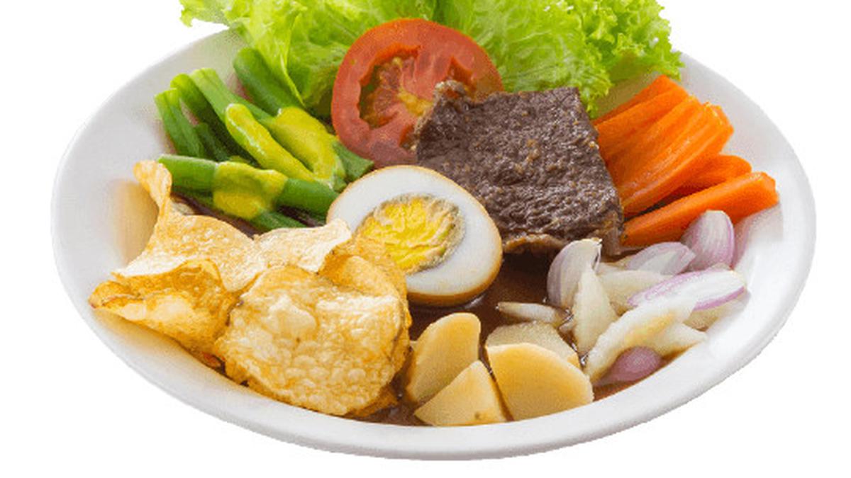 Sepiring Selat Solo khas Surakarta dengan kuah manis gurih, daging empuk, dan aneka sayuran segar