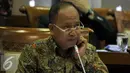 Menristek-Dikti Muhammad Nasir mendengarkan saat raker dengan Komisi X DPR, di Kompleks Parlemen, Jakarta, Rabu (10/2). Rapat membahas Penetapan kepangkatan Dosen serta isu - isu terkini di bidang Menristek-Dikti. (Liputan6.com/Johan Tallo)