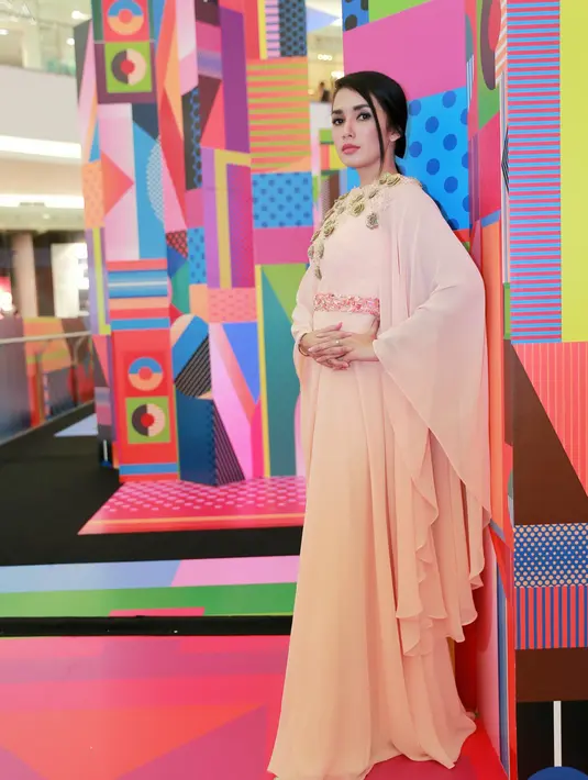 "Aku biasa pakai inval. Karena rumah segede gitu kan cape juga kalo aku harus sendirian ngeberesinnya," ucap Ussy saat ditemui di sela-sela acara Jakarta with Love Ramadhan 2016 di Senayan City, Jakarta Selatan, Kamis (23/6). (Adrian Putra/Bintang.com)