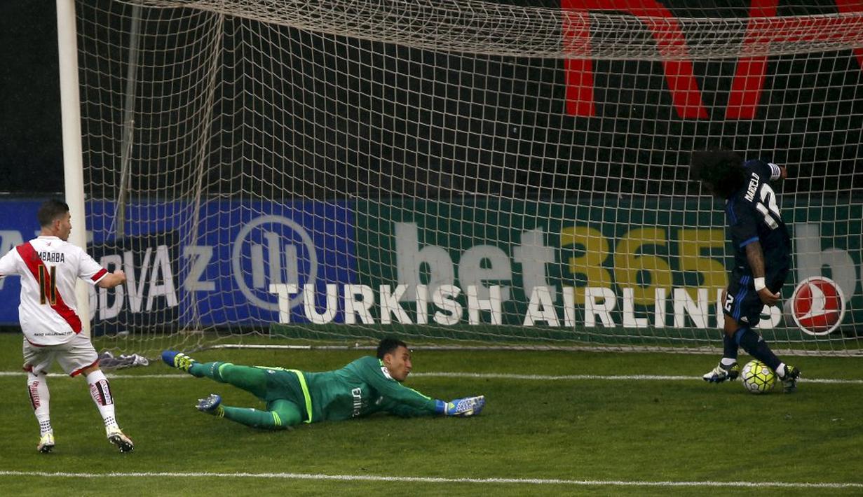 Gawang Real Madrid kebobolan setelah pemain Rayo Vallecano, Adrian Embarba, mencetak gol pertama di menit ke-7 dalam laga La Liga Spanyol di Stadion Campo de Fútbol de Vallecas, Sabtu (23/4/2016). (Reuters/Sergio Perez)