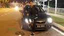 Andik Vermansah berpose dengan mobilnya di kawasan Shah Alam, Selangor, Malaysia, Rabu (27/01/2016). (Bola.com/Nicklas Hanoatubun)