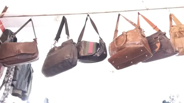 Tas yang dijual di toko "Tgk. Monja Klass" (Liputan6.com/Rino Abonita)