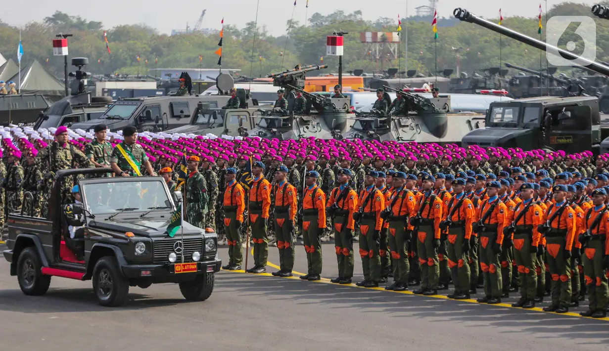 Pemimpin upacara memeriksa pasukannya saat mengikuti gladi bersih HUT ke-74 TNI di Lanud Halim Perdanakusuma, Jakarta, Kamis (3/10/2019). Gladi bersih ini dimulai dengan parade satuan AD, AL, dan AU. (Liputan6.com/Faizal Fanani)