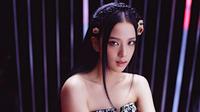 Jisoo mengenakan half kepang bergaya tradisional braid yang dijadikan seperti mahkota dengan dihiasi aksesori keemasan dan poni panjang beberap helai. Youtube