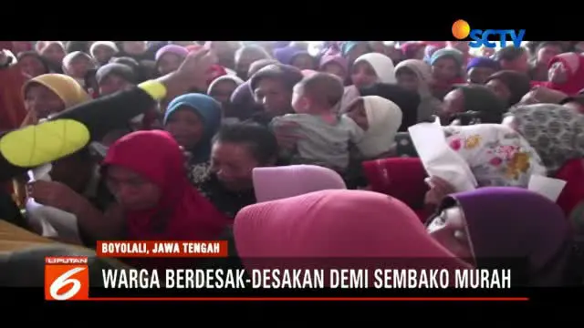 Ribuan warga di Desa Lanjaran, Musuk, Boyolali, Jawa Tengah ini berdesak-desakan demi mendapatkan sembako murah di aula desa setempat. Beberapa warga banyak yang terjepit.