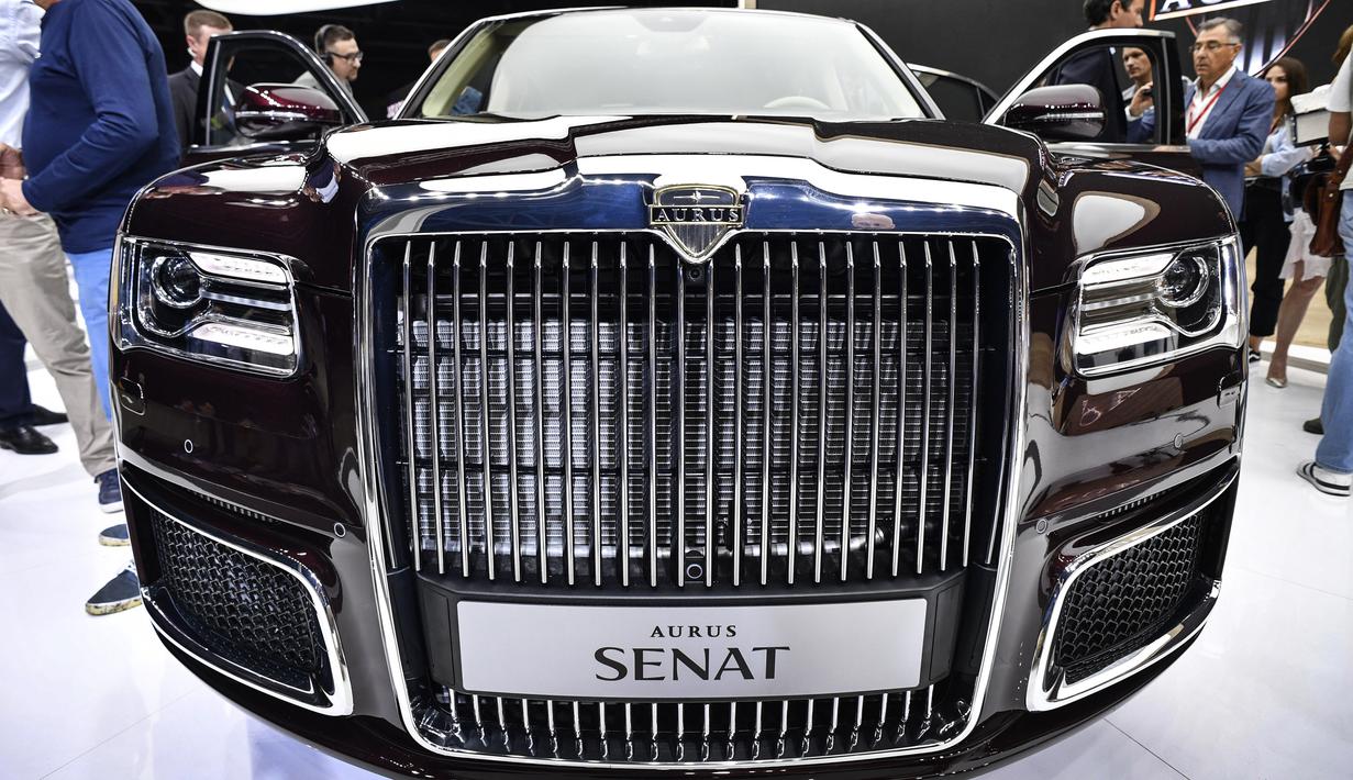 Bagian depan mobol mobil limosin Aurus Senat milik Presiden Rusia Vladimir Putin di Moscow International Motor Show di Moskow (29/8). Aurus dikembangkan sejak 2013 dan menelan dana sekitar Rp 2,7 triliun. (AFP Photo/Alexander Nemenov)