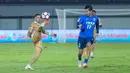 Pemain Dewa United, Alexis Messidoro, mengontrol bola saat melawan Tainan City FC pada matchday kedua Grup E AFC Challenge League 2025/2026 di Stadion Indomilk Arena, Rabu (29/10/2025) malam WIB. (Bola.com/M Iqbal Ichsan)