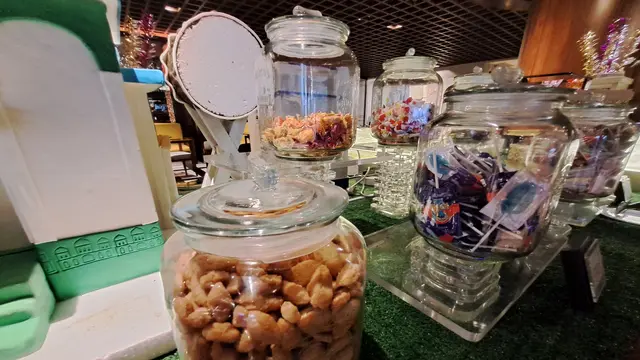 Selama Ramadhan, restoran di hotel bintang lima, JHL Solitaire Gading Serpong, Kabupaten Tangerang, Banten diubah menjadi Kampung Betawi.