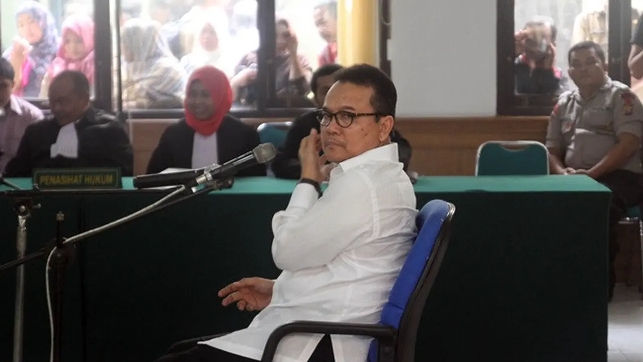 Gubernur Riau Rusli Zainal ketika jalani sidang korupsi di Pengadilan Negeri Pekanbaru.