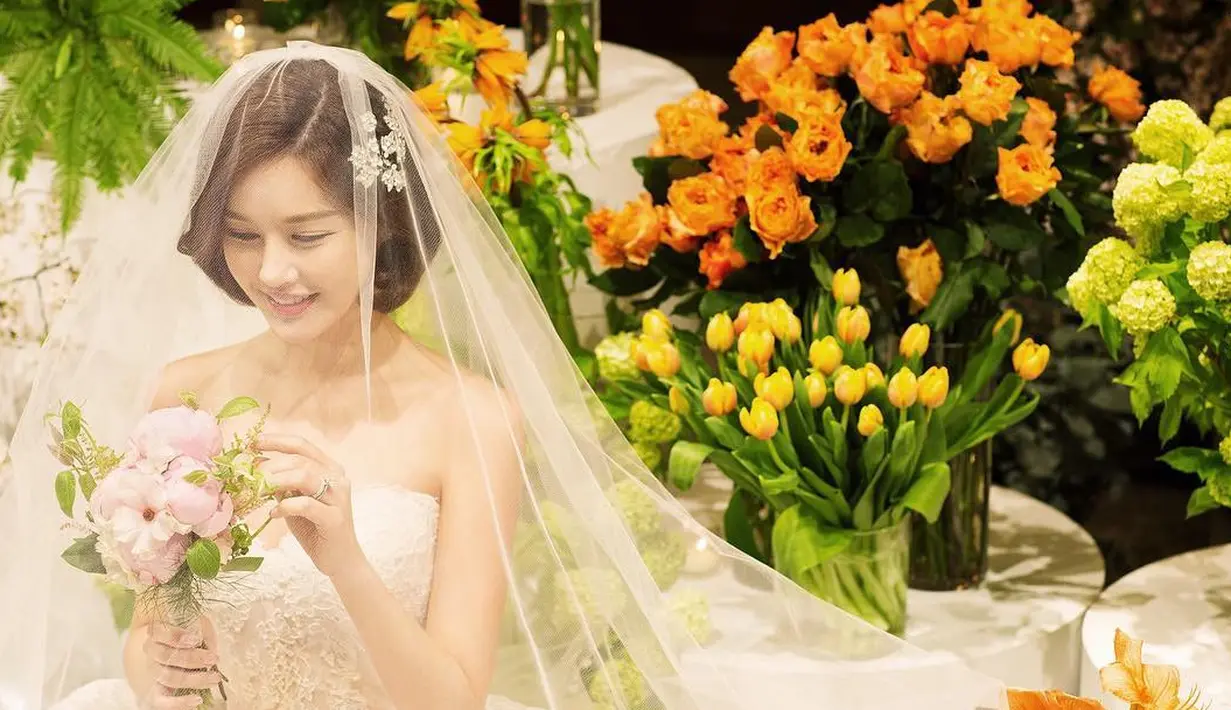 Pernikahan Park Eun Ji sukses membuat publik terkejut. Pasalnya pubik tak mengetahui jika Park Eun Ji menjalin asmara dengan pekerja kantoran. (Foto: instagram.com/egeeparkcom)