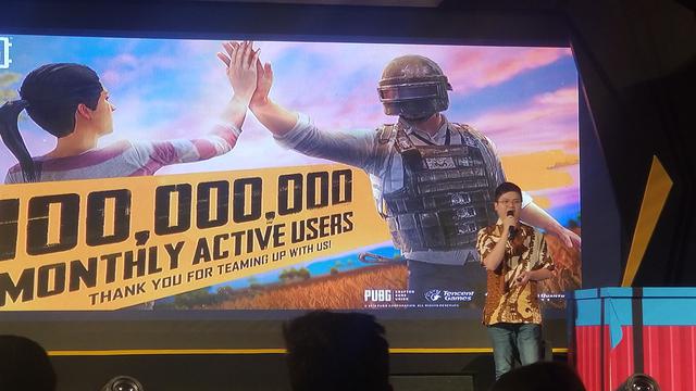 Direktur PUBG Mobile untuk Asia Tenggara, Oliver Ye (kanan, berdiri), memaparkan rekor-rekor di Indonesia.