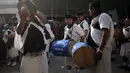 Alat-alat musik dibunyikan saat parade "Tamu Losar", Kathmandu, Nepal, Jumat (30/12). Parade tersebut digelar untuk menyambut pergantian tahun. (AP Photo / Niranjan Shrestha)
