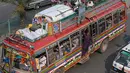 Para pemudik di Pakistan ramai-ramai mudik dengan menggunakan moda transportasi massal, misalnya kereta api dan bus. (Photo by Arif ALI / AFP)