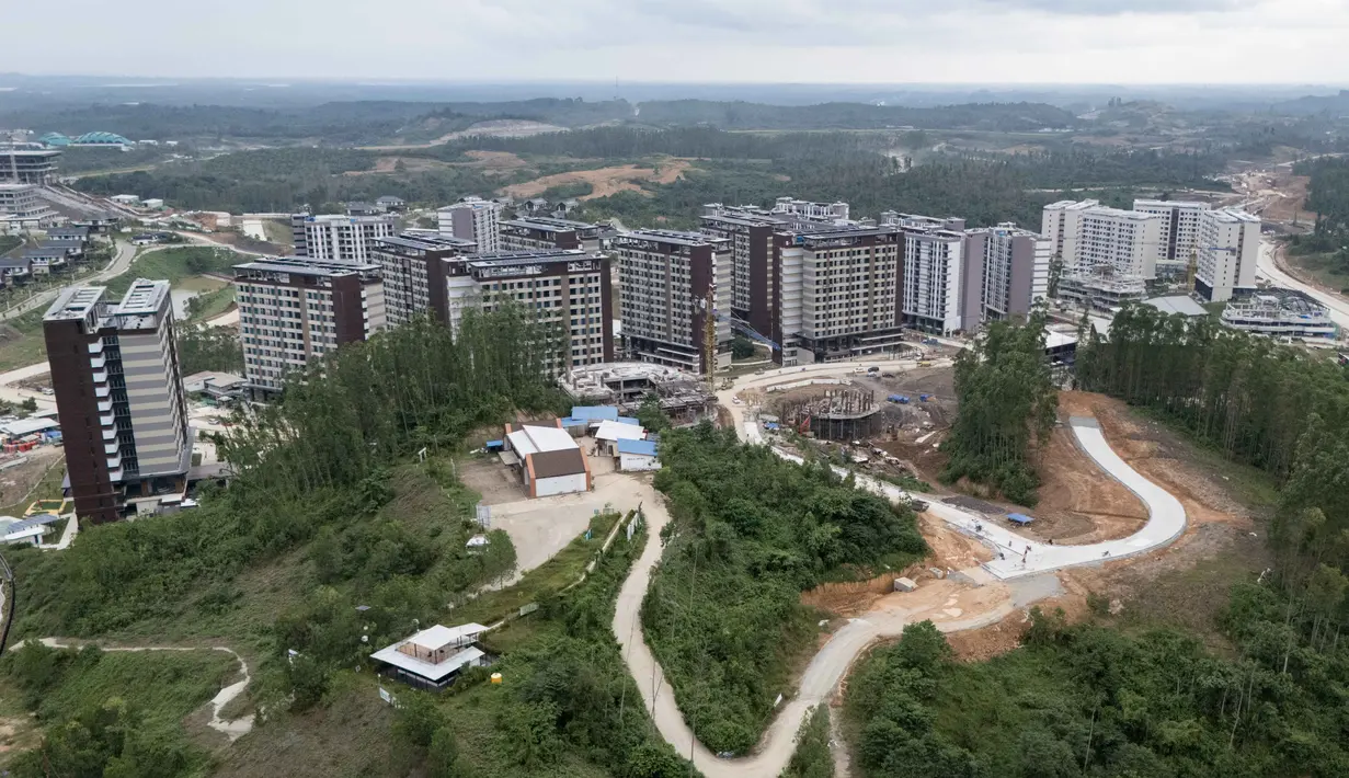 Wakil Presiden (Wapres) Gibran Rakabuming Raka menegaskan bahwa pembangunan Ibu Kota Nusantara (IKN) tetap berlanjut di era pemerintahan Presiden Prabowo Subianto. Tampak foto udara yang diambil pada 15 Agustus 2025 ini menunjukkan apartemen aparatur dan pegawai yang sedang dibangun di Ibu Kota Nusantara (IKN), ibu kota baru Indonesia yang direncanakan, di Kalimantan Timur. (Foto oleh AFP)