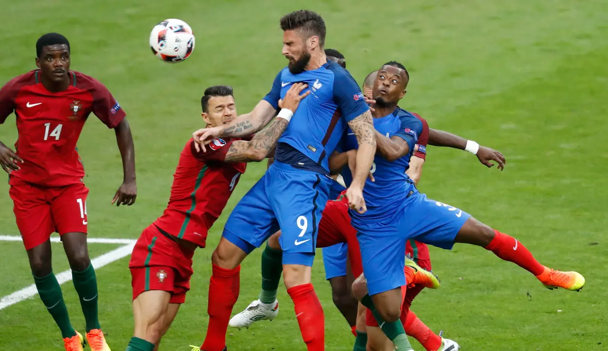Pertarungan memperebutkan bola di udara saat final Piala Eropa 2016 antara Portugal dan Prancis di Stade de France, Senin (11/7). Portugal keluar sebagai juara usai mengalahkan Prancis dengan skor 1-0. (REUTERS)