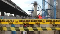 Lokasi ambruknya tiang girder proyek Tol Bekasi-Cawang-Kampung Melayu (Becakayu) dipasangi garis polisi, di dekat Gerbang Tol Kebon Nanas, Jakarta Timur, Selasa (20/2). Kejadian itu mengakibatkan tujuh orang pekerja terluka. (Liputan6.com/Arya Manggala)