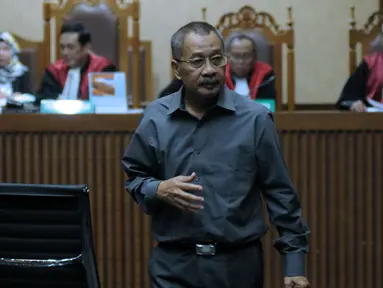 Terdakwa suap Hakim Pengadilan Tinggi Manado, Sudi Wardono usai menjalani sidang pembacaan nota pembelaan di Pengadilan Tipikor, Jakarta, Rabu (23/5). Sebelumnya, Sudi Wardono dituntut hukuman delapan tahun penjara. (Liputan6.com/Helmi Fithriansyah)