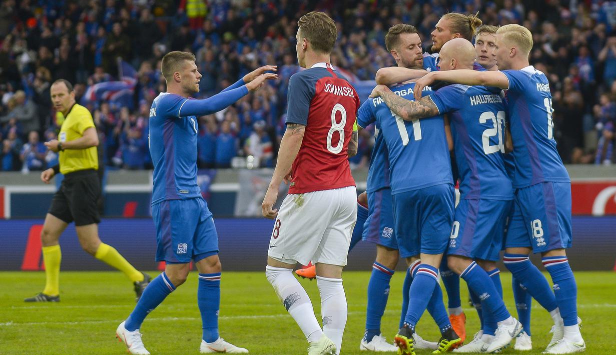 Para pemain Islandia merayakan gol  saat melawan Norwegia pada laga uji coba di Reykjavik, Islandia, (2/6/2018). Islandia kalah dari Norwegia 2-3. (AFP/Haraldur Gudjonsson)