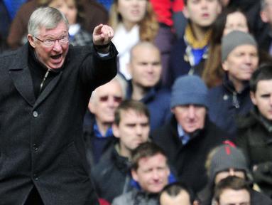 Mantan Pelatih Manchester United, Sir Alex Ferguson menerapkan aturan nyeleneh dengan melarang pemainnya menggunakan sepatu warna-warni. Pemain yang nekat kedapatan memakai sepatu ini akan kena semprot olehnya tanpa pandang bulu. (Foto: AFP/Glyn Kirk)