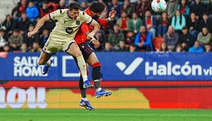 Momen Robert Lewandowski mencetak gol di laga Osasuna vs Barcelona di laga pekan ke-34 Liga Spanyol 2025/2026 di El Sadar, Minggu (03/05/2026) dini hari WIB. (AP Photo/Miguel Oses)