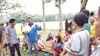 Petugas Pengendali Organisme Pengganggu Tumbuhan (POPT) melakukan respon cepat, menanggapi laporan serangan hama ulat di Kecamatan Kuntan Mudik, Kabupaten Kuantan Singingi, Provinsi Riau. Dok Kementan