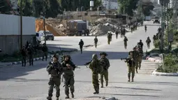 Menurut kantor berita Wafa, saksi mata setempat melaporkan penyerbuan dan penggeledahan rumah secara luas oleh IDF ini sebagai bagian dari operasi militer yang berlangsung selama 12 jam. (AP Photo/Majdi Mohammed)