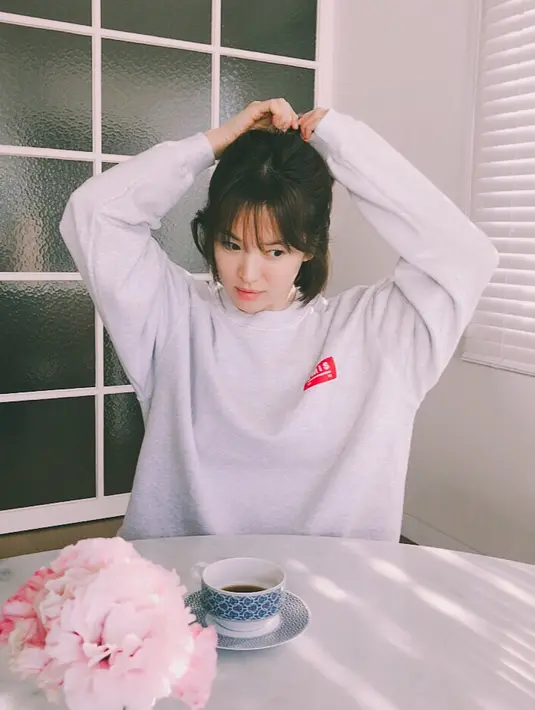 Dua foto yang diposting Song Hye Kyo ini tampaknya diambil secara candid. Pada foto pertama, ia terlihat sedang mengikat rambut. (Foto: instagram.com/kyo1122)