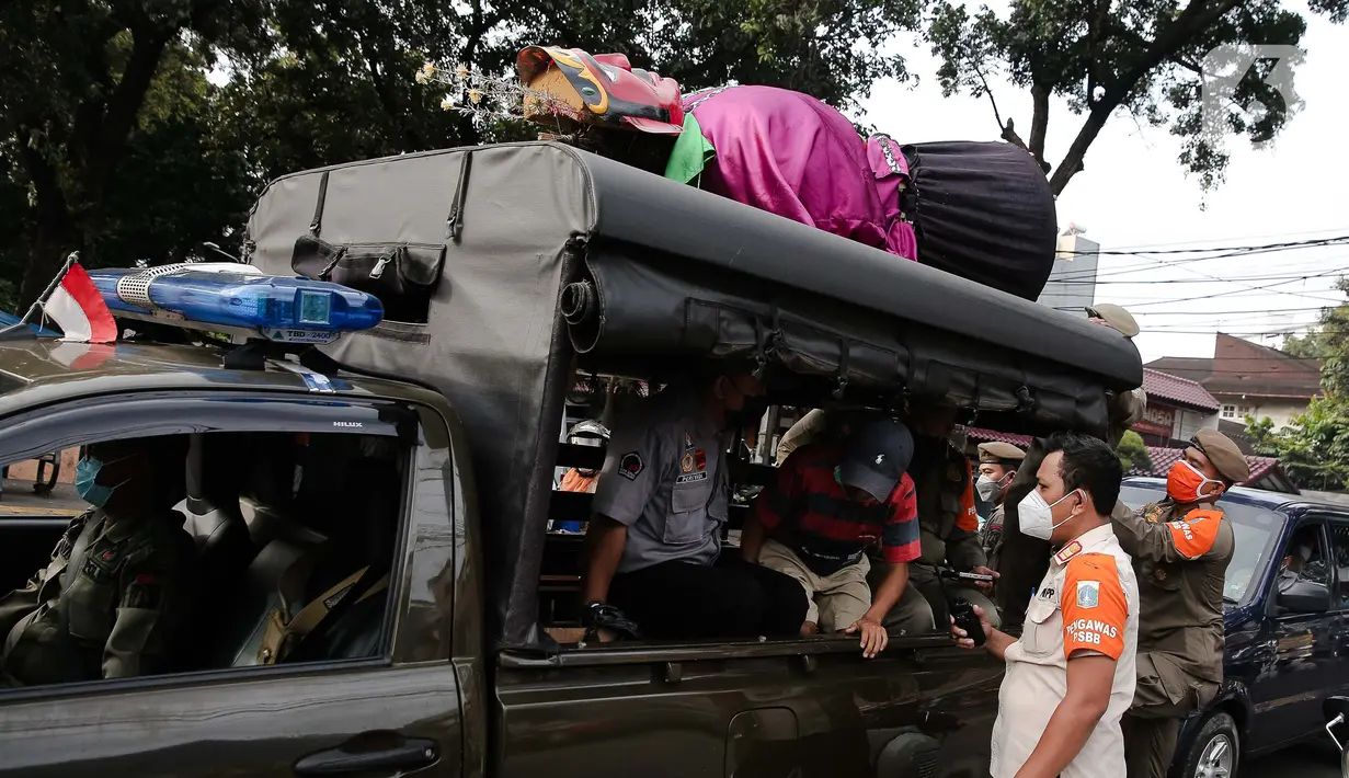 Petugas Suku Dinas Sosial dan Satpol PP Jakarta Selatan merazia pengamen ondel-ondel di kawasan Bulungan, Jakarta, Rabu (24/3/2021). Razia Penyandang Masalah Kesejahteraan Sosial (PMKS) dilakukan untuk ketertiban lingkungan dan terciptanya Ibu Kota yang bebas dari PMKS. (Liputan6.com/Faizal Fanani)