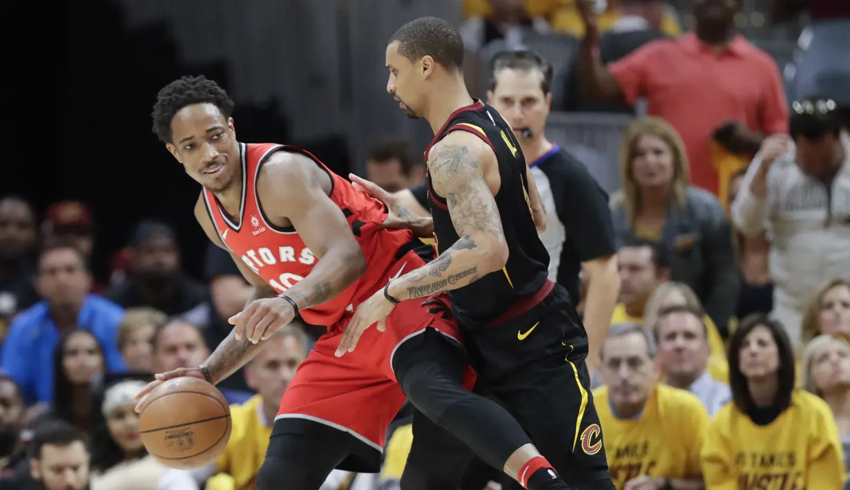 Pemain Toronto Raptors, DeMar DeRozan berusaha melewati adangan pemain Cavaliers, George Hill pada gim keempat semifinal Wilayah Timur NBA playoff di Quicken Loans Arena, Cleveland, (7/5/2018). (AP/Tony Dejak)