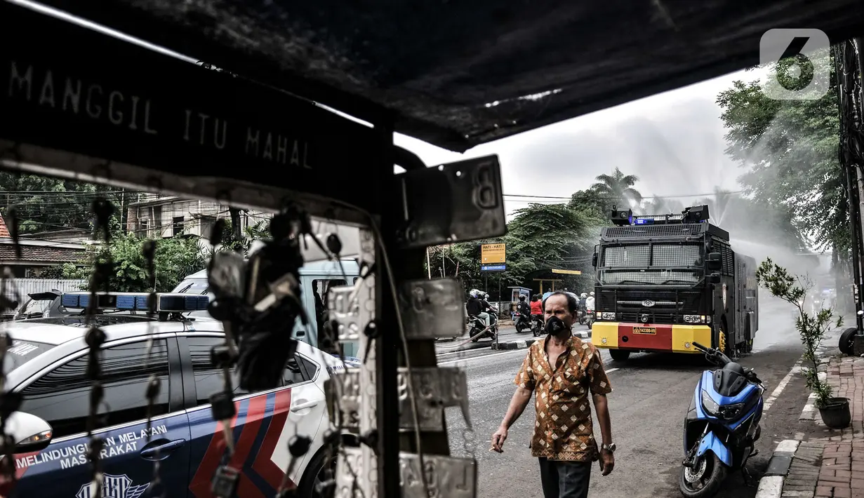 Kendaraan meriam air menyemprotkan disinfektan di Petamburan, Jakarta, Minggu (22/11/2020). Penyemprotan guna mencegah penyebaran Covid-19 setelah ditemukannya kasus positif di kawasan tersebut pasca kerumunan massa saat kepulangan dan pernikahan putri Rizieq Shihab. (merdeka.com/Iqbal S. Nugroho)