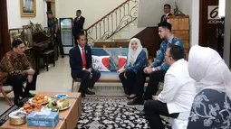 Suasana saat Presiden Joko Widodo berkunjung ke kediaman almarhum Sys NS di Kawasan Kemang, Jakarta (2/2). Dalam kesempatan tersebut, presiden juga sempat menceritakan pertemuan terakhirnya dengan almarhum Sys NS. (Liputan6.com/Pool/Biro Pers Setpres)