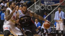 Pebasket Aspac, Henderson Pierre, berusaha melewati hadangan pebasket Hang Tuah, Andre Smith, pada laga IBL 2017 di Britama Arena, Jakarta, Sabtu (18/2/2017). Aspac menang 72-62. (Bola.com/Vitalis Yogi Trisna)