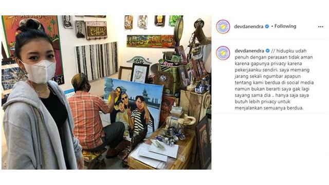 Jarang Tersorot, Ini 7 Potret Mesra Naura dan Devano Danendra