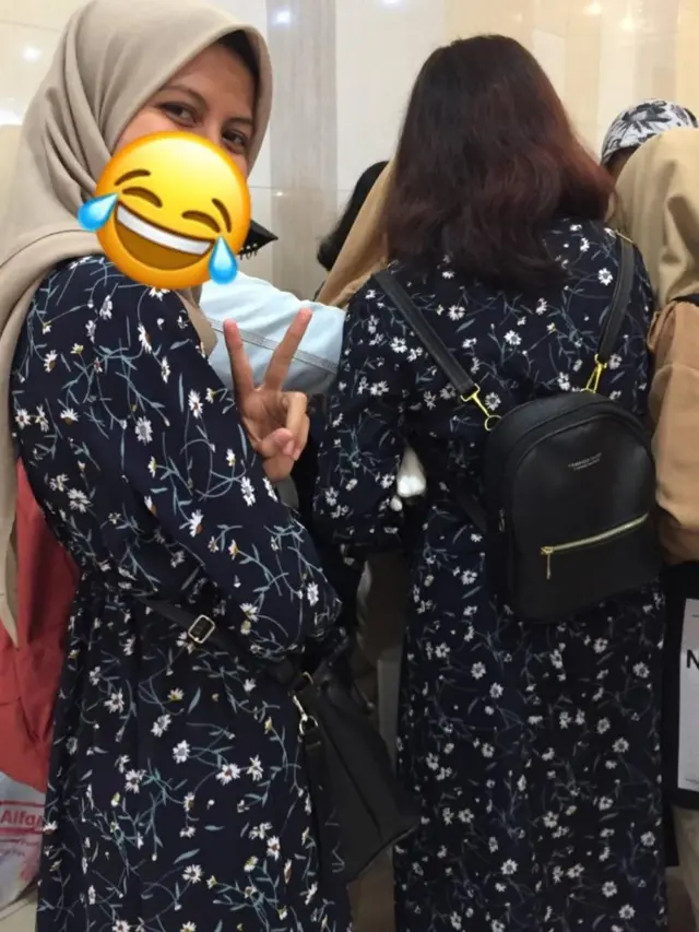 6 Potret Orang Tak Sengaja Pakai Baju Motif Sama di Mal Ini Bikin Senyum