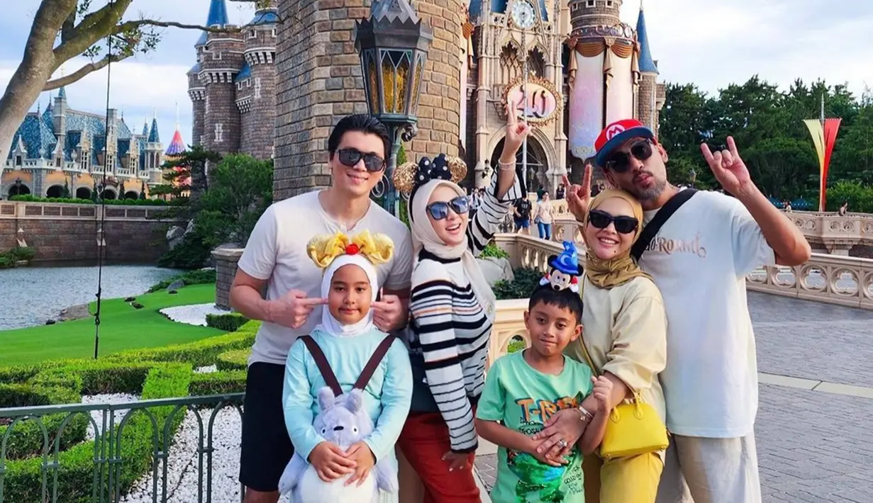 Tampil dengan busan kasual, penampilan Syahrini tetap terlihat menawan saat jalani liburannya di Disneyland Tokyo, Jepang. Seru menikmati momen kebersamaannya dengan keluarga, ia tampil menggemaskan saat memakai bando telinga. (Liputan6.com/IG/@princessyahrini)