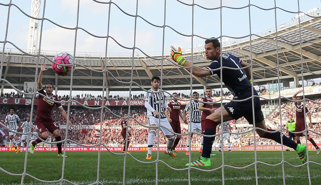 Penyerang Juventus, Alvaro Morata (tengah) mencetak gol saat timnya melawan Torino pada lanjutan liga Italia Serie A di  di Stadion Olimpico, Turin, Senin (21/3/2016) dini hari WIB. (AFP/Marco Bertorello)