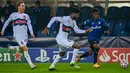 Penyerang Atalanta, Amad Diallo (kanan) menantang bek Midtjylland, Manjrekar James pada matchday kelima Grup D, Liga Champions di Atleti Azzurri d'Italia, Rabu (2/12/2020) dini hari WIB. Atalanta membuka peluang lolos ke babak 16 besar usai menahan imbang Midtjylland 1-1. (MIGUEL MEDINA/AFP)