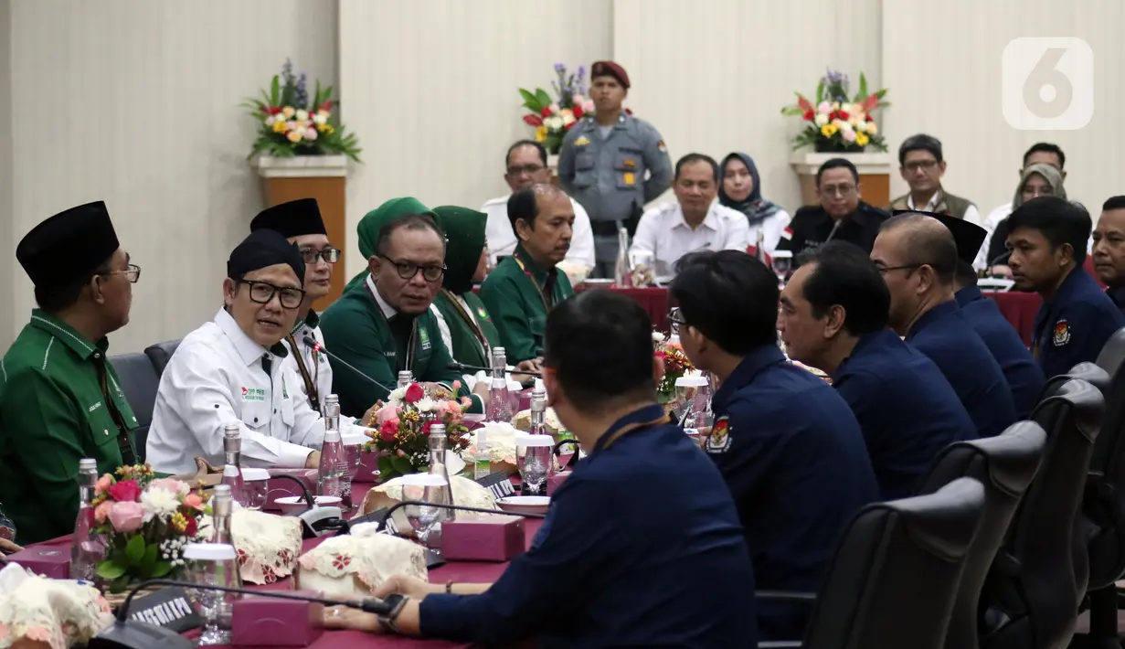 Sebelum menyerahkan berkas Bakal Calon Legislatif (Bacaleg), Ketua Umum Partai Kebangkitan Bangsa (PKB) Muhaimin Iskandar (kiri) menyempatkan menyapa pewarta di Gedung KPU RI, Jakarta, Sabtu (13/5/2023). (Liputan6.com/Helmi Fithriansyah)