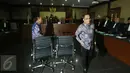 Terdakwa kasus korupsi pengadaan proyek e-KTP, Irman dan Sugiharto, usai menjalani sidang perdana di Pengadilan Tipikor Jakarta, Kamis (9/3). Keduanya menegaskan tidak akan mengajukan eksepsi atas dakwaan yang dibacakan JPU KPK (Liputan6.com/Helmi Afandi)