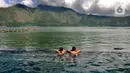 <p>Wisatawan menikmati pemandangan sambil&nbsp;berendam di kolam air panas Toya Devasya yang terletak di pinggir Danau Batur, Kintamani, Bangli, Bali, Rabu (04/03/20222). Kunjungan wisatawan domestik (Wisdom) ke Pulau Bali saat libur Lebaran 2022 terus meningkat. Per hari kedatangan wisdom rata-rata 40 ribu, dibandingkan sebelum lebaran berkisar 20 ribu per hari.(merdeka.com/Arie Basuki)</p>