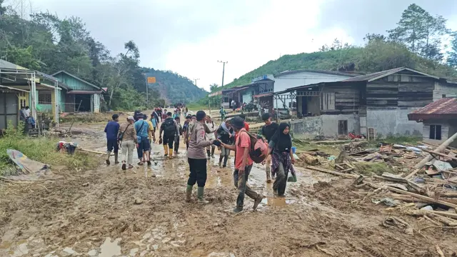 Aiptu Arwin Bantu Korban Banjir Bandang di Bener Meriah.