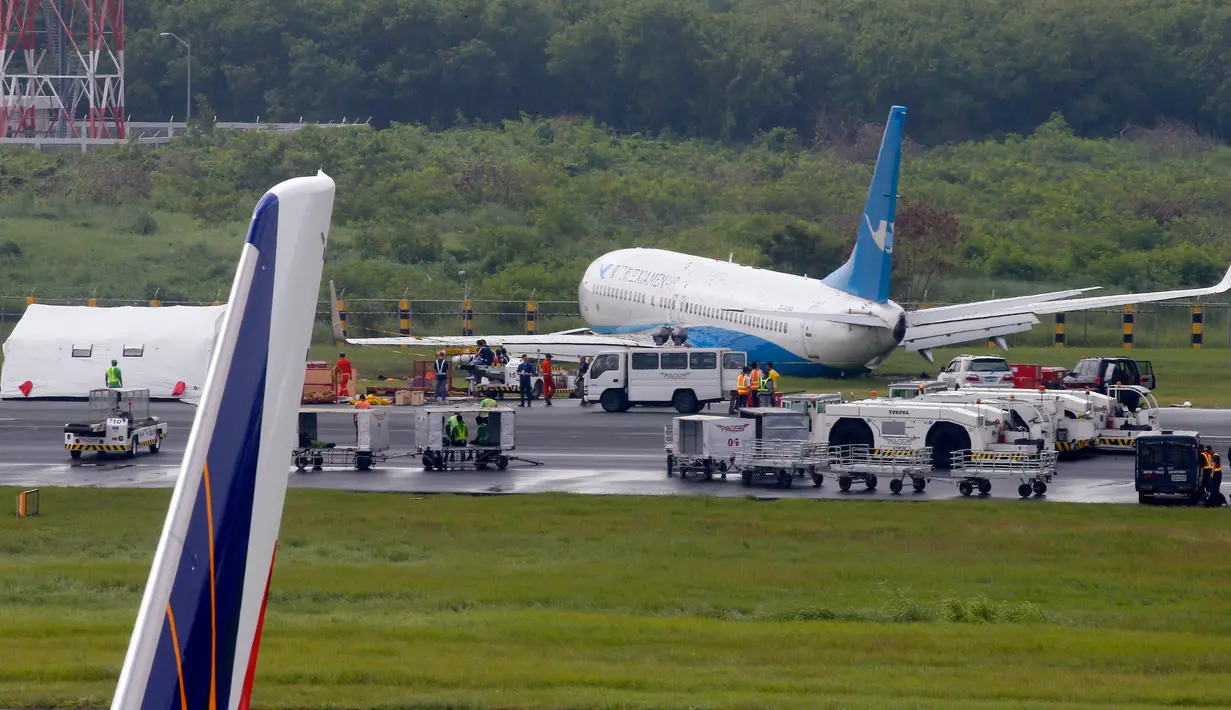 Pesawat milik XiamenAir tergelincir dari landasan saat melakukan pendaratan di bandara internasional Manila, Filipina, Kamis (16/8). Pesawat dengan nomor penerbangan MF8667  itu mendarat usai terbang dari Xiamen, China. (AP/Bullit Marquez)