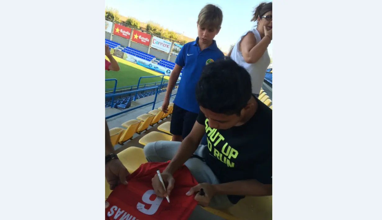 Evan Dimas Darmono disambut fan klub Katalan, UE Llagostera, saat hadir pertama kali di markas klub anggota Divisi Dua Spanyol tersebut. (Dok. pribadi)