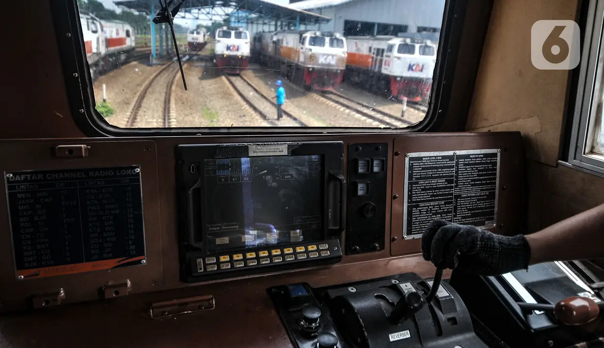Petugas mengoperasikan lokomotif saat pemeriksaan rutin di Depo Kereta Cipinang, Jakarta, Kamis (29/4/2021). Depo di atas lahan 9 hektare memiliki 14 jalur dan rutin melakukan perawatan sebanyak 42 lokomotif tiap harinya, baik kereta barang maupun penumpang. (merdeka.com/Iqbal S. Nugroho)