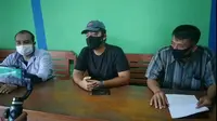 Pengecer pupuk di Desa Plosorejo, Kecamatan Randublatung, Kabupaten Blora, meminta maaf soal adanya penjualan pupuk subsidi dengan 'intil-intil' pupuk nonsubsidi. (Liputan6.com/Ahmad Adirin)