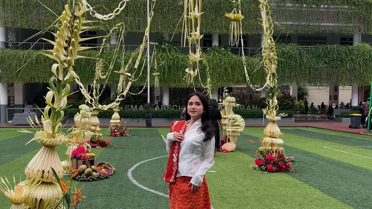 Inspirasi Padu Padan Kebaya & Wastra ala Tissa Biani, Elegan dalam Balutan Sejauh Mata Memandang